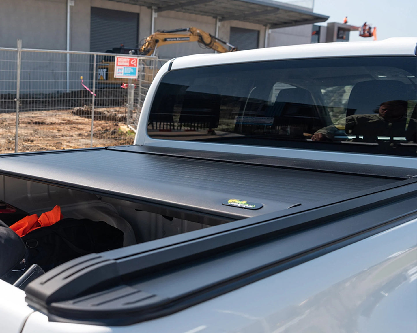 SLIDE-AWAY RETRACTABLE UTE ROLLER SHUTTE