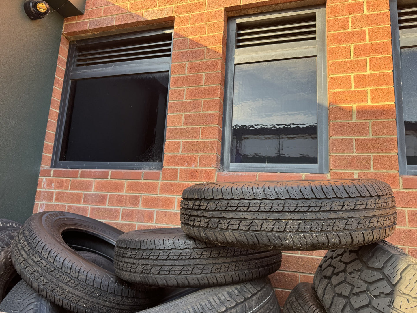 CLEARANCE ITEM - 5x USED TYRES (NEAR NEW) - 195/80R15