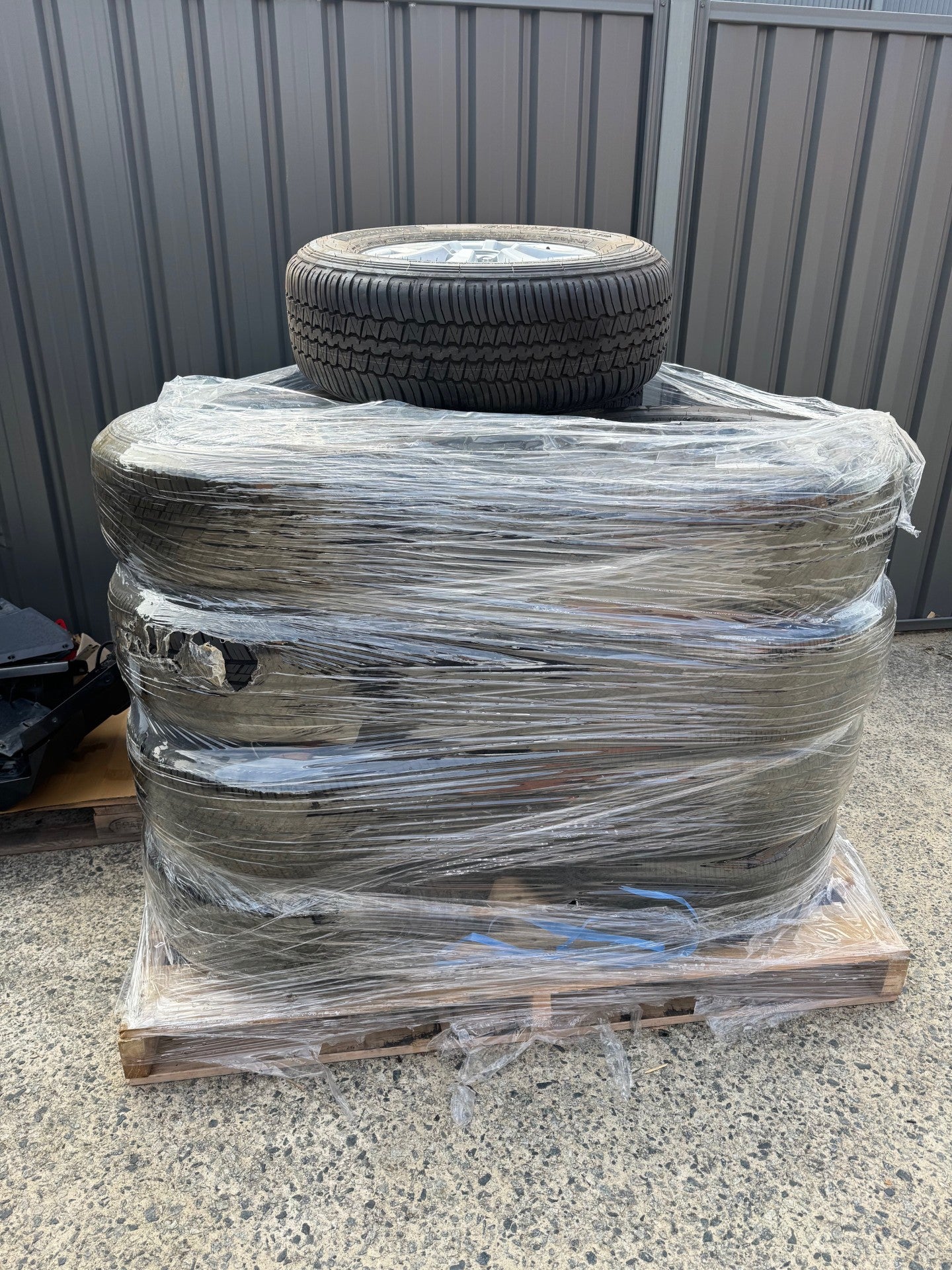 CLEARANCE ITEM - 5x USED TYRES + ALLOYS/STEEL (NEAR NEW) - 255/60R18