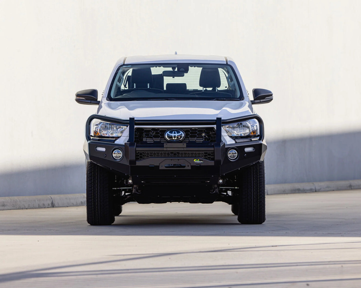 DELUXE BULL BAR - N80 HILUX (20-25)