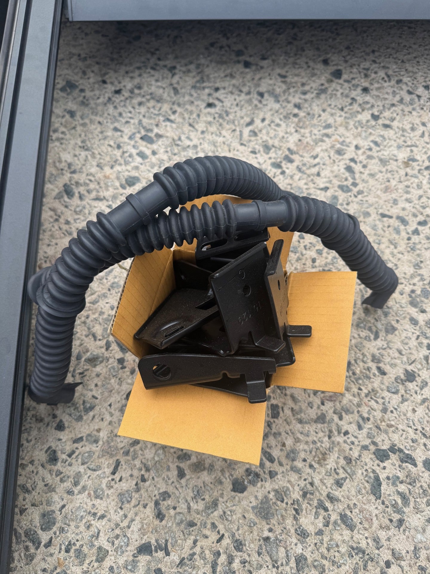 CLEARANCE ITEM - GENUINE ISUZU DMAX ROLLER COVER + SAIL PLANE - USED CONDITION