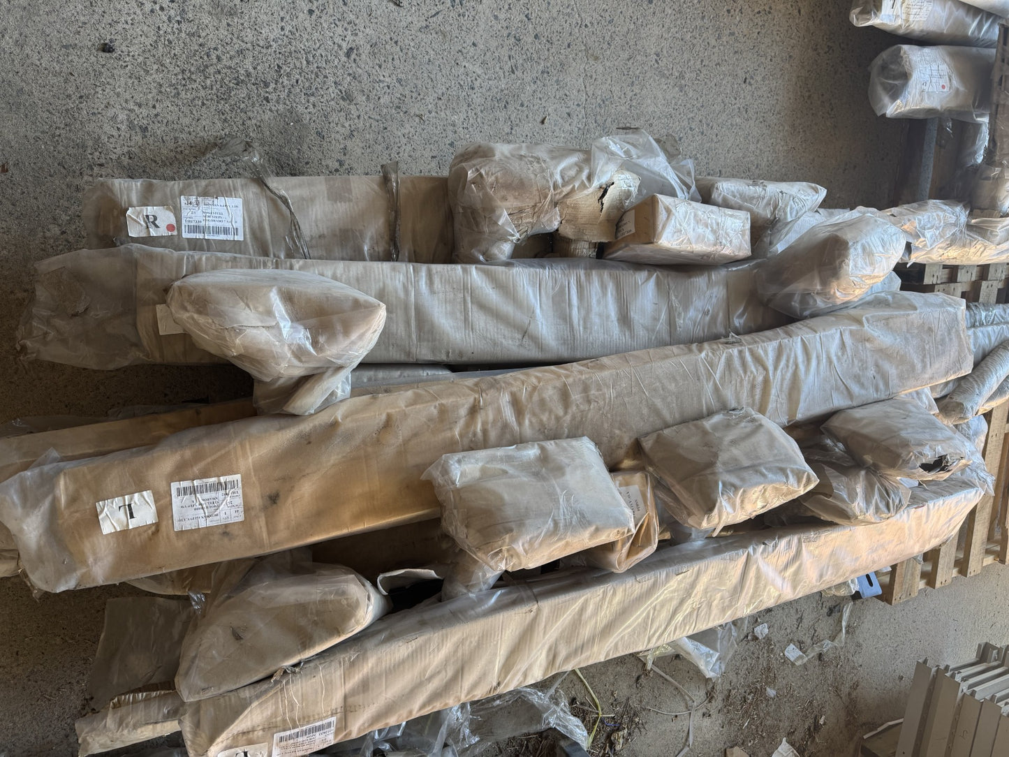 CLEARANCE ITEM - SIDE STEPS & RAILS VW AMAROK (10-22) - NEW CONDITION