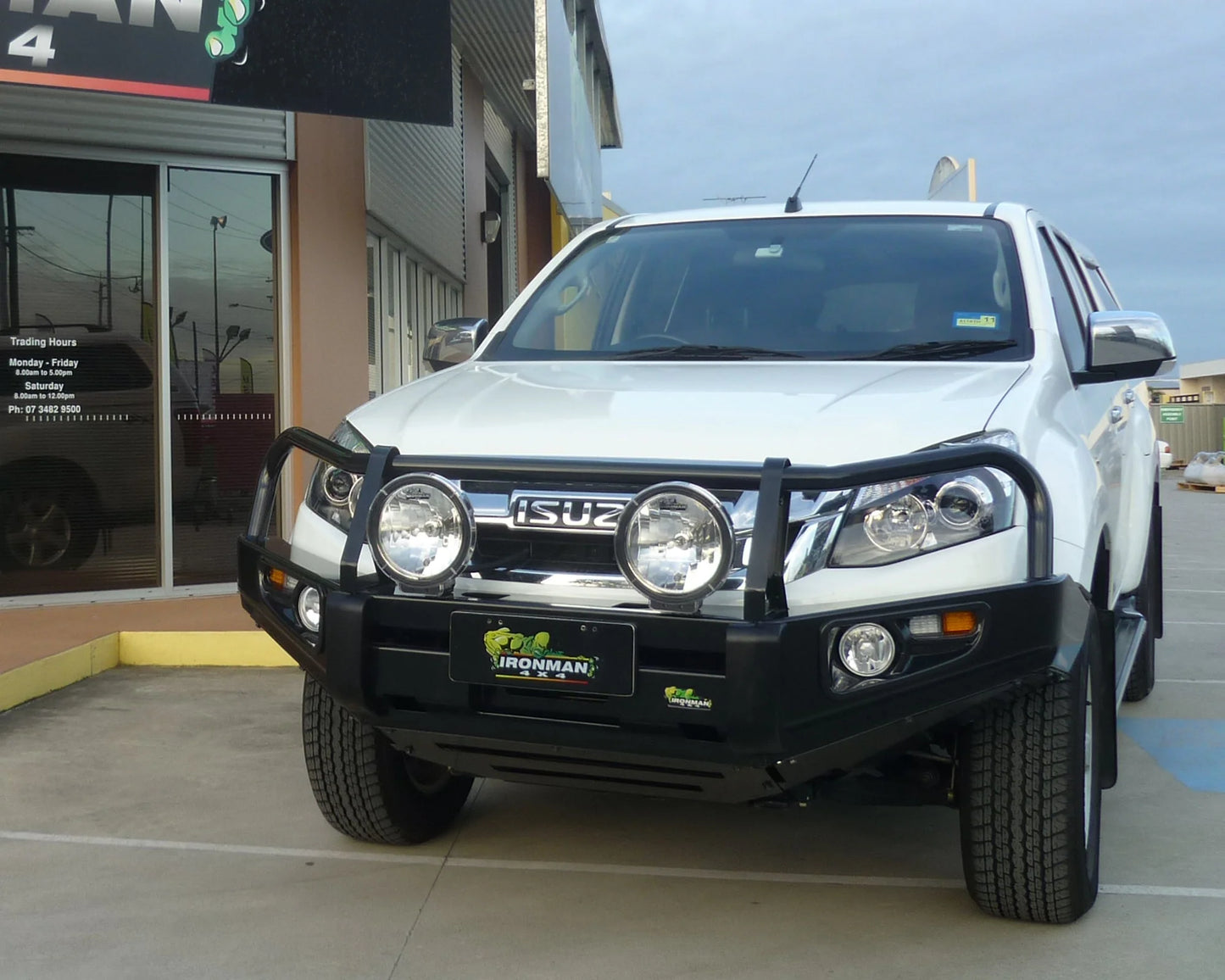 DELUXE BULL BAR - ISUZU DMAX (12-16)