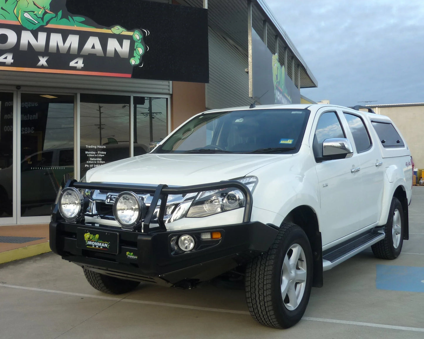 DELUXE BULL BAR - ISUZU DMAX (12-16)