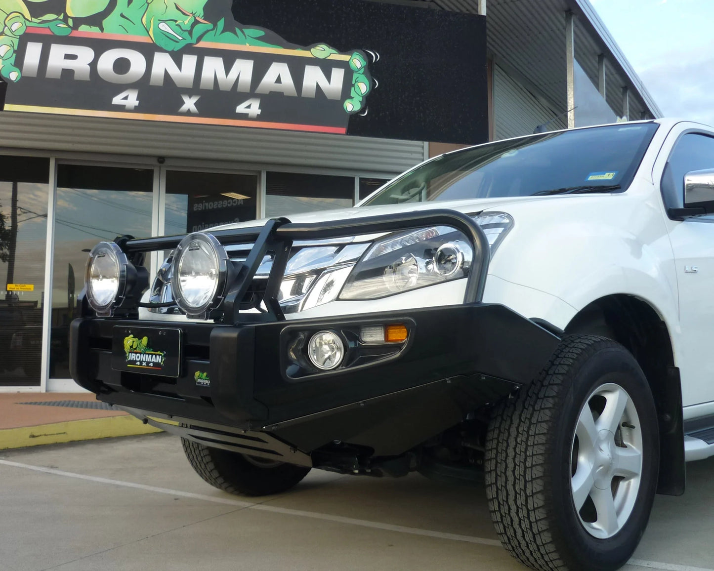 DELUXE BULL BAR - ISUZU DMAX (12-16)