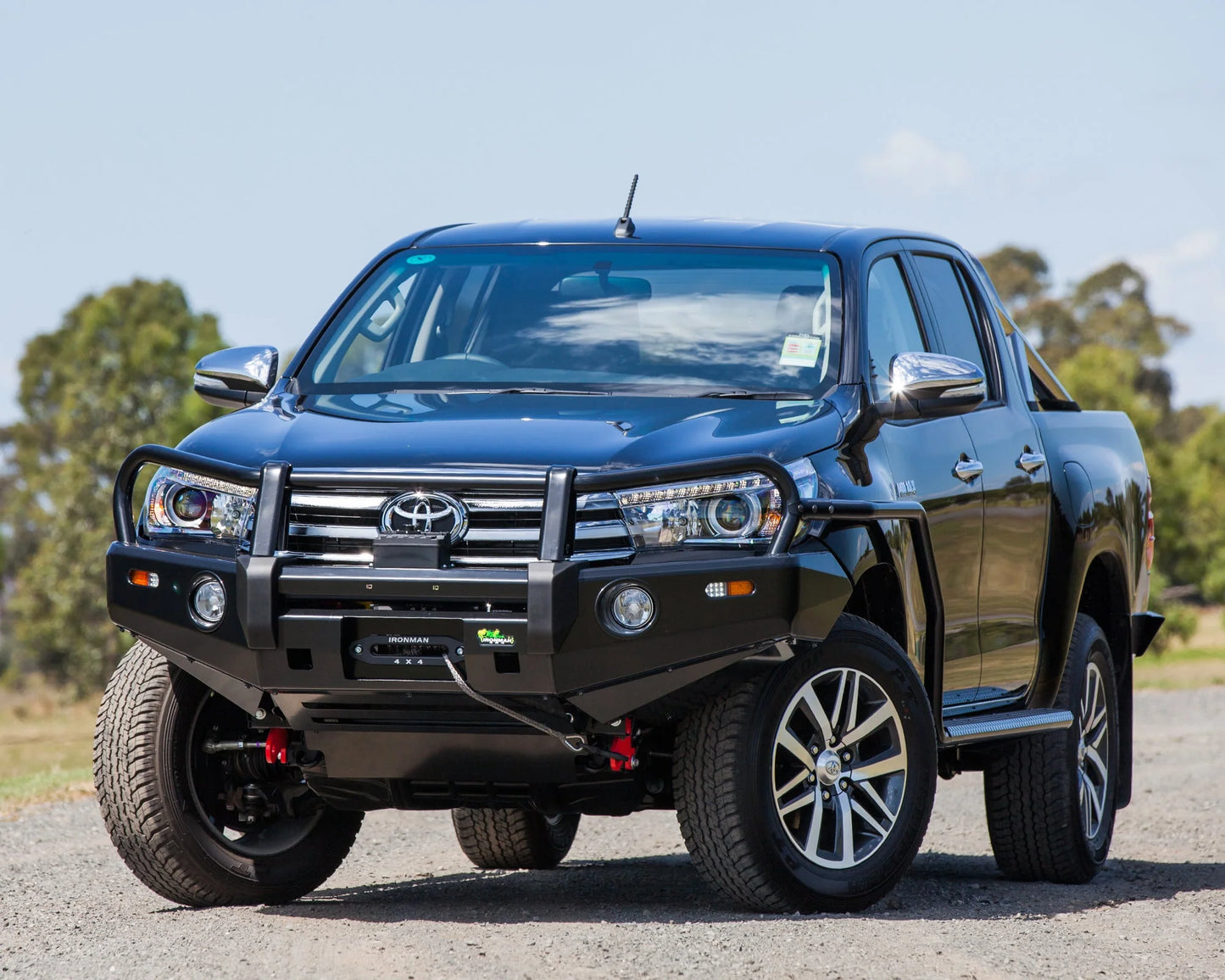 DELUXE BULL BAR - N80 HILUX (15-18)
