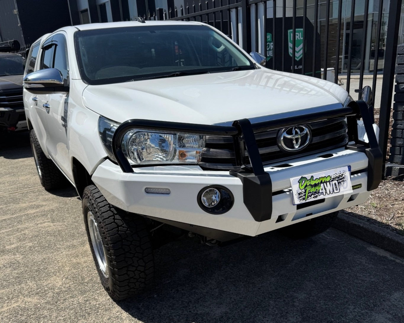 DELUXE BULL BAR - N80 HILUX (18-20)