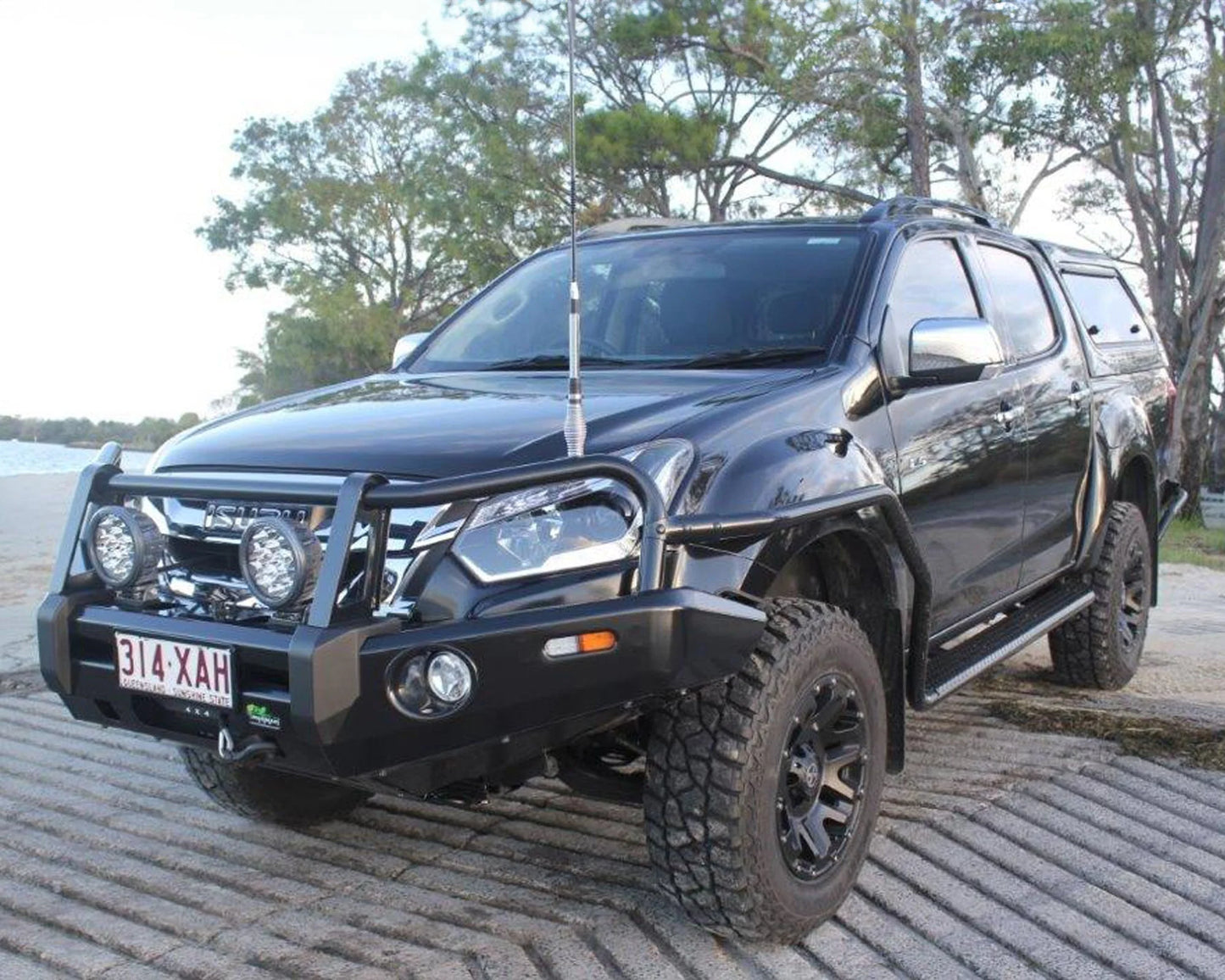 DELUXE BULL BAR - ISUZU DMAX (17-19)