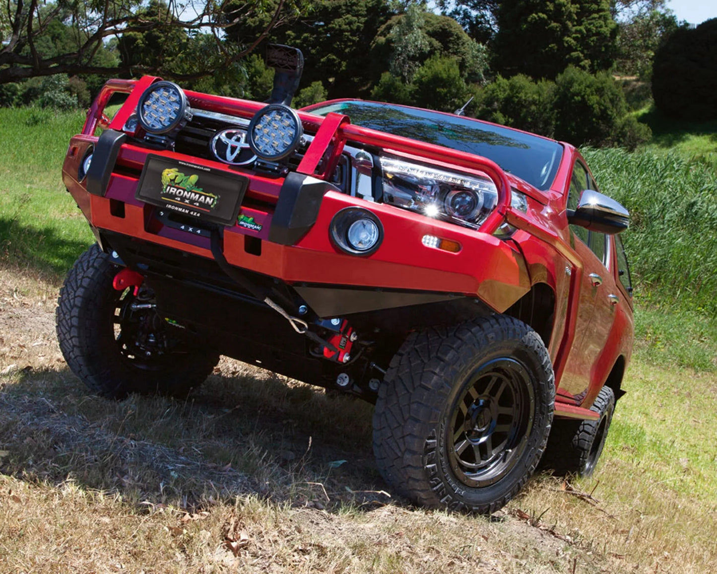 DELUXE BULL BAR - N80 HILUX (18-20)