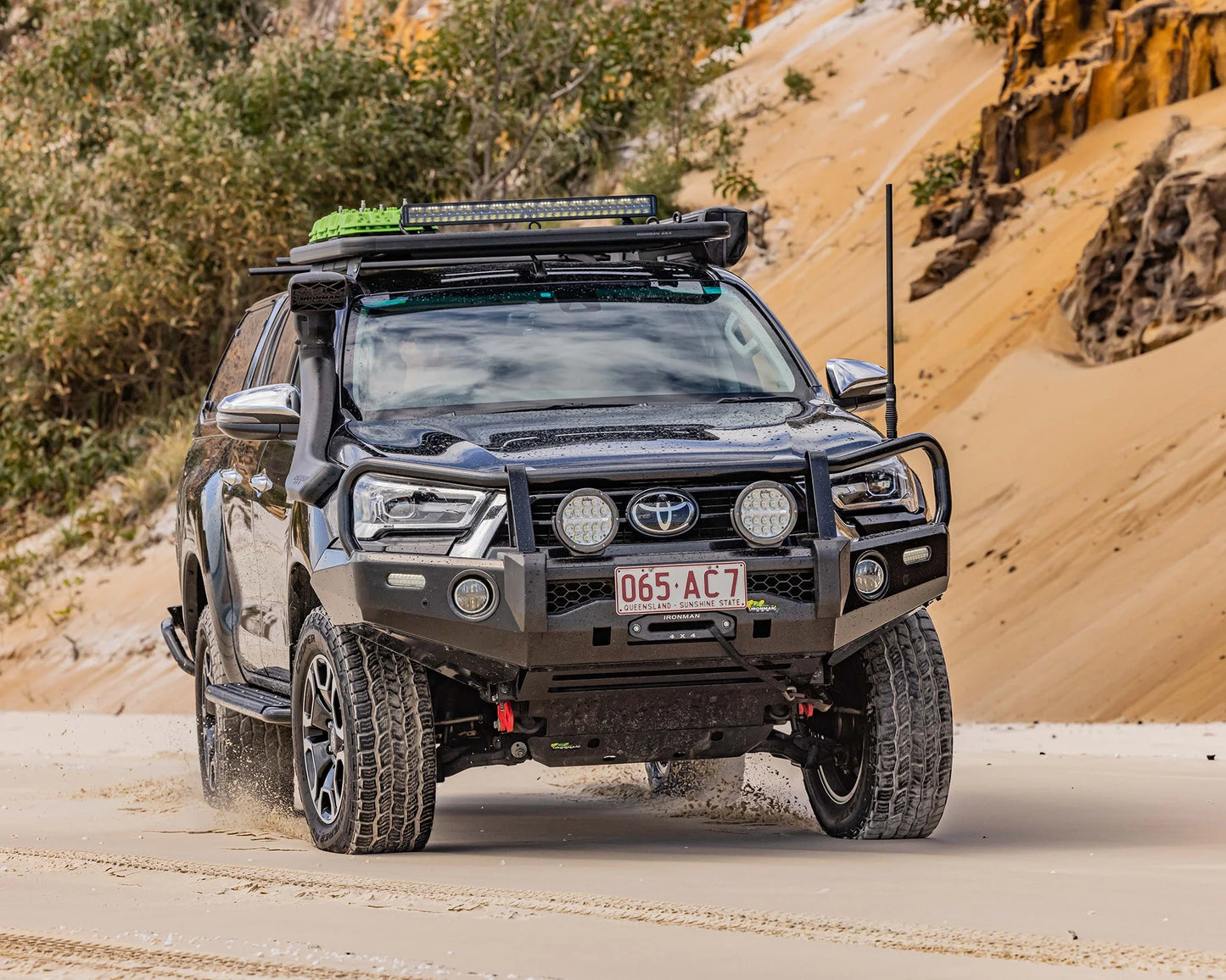 DELUXE BULL BAR - N80 HILUX (20-25)