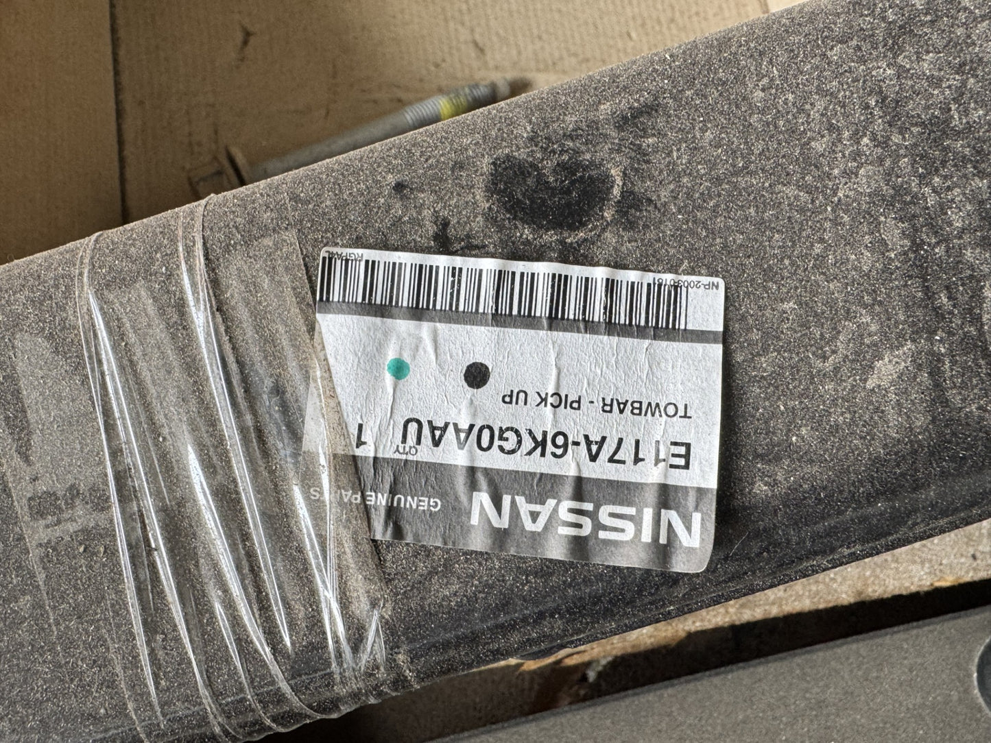 CLEARANCE ITEM - GENUINE NISSAN NAVARA TOWBAR - NEW CONDITION