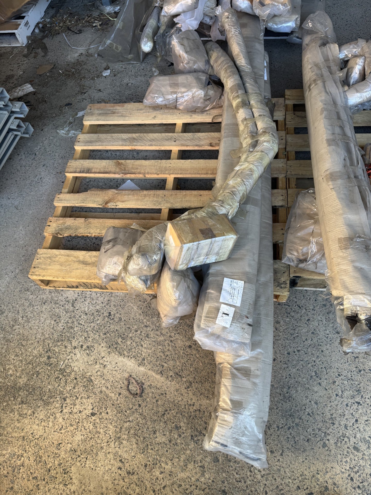 CLEARANCE ITEM - SIDE STEPS & RAILS TOYOTA HILUX (15+) - NEW CONDITION