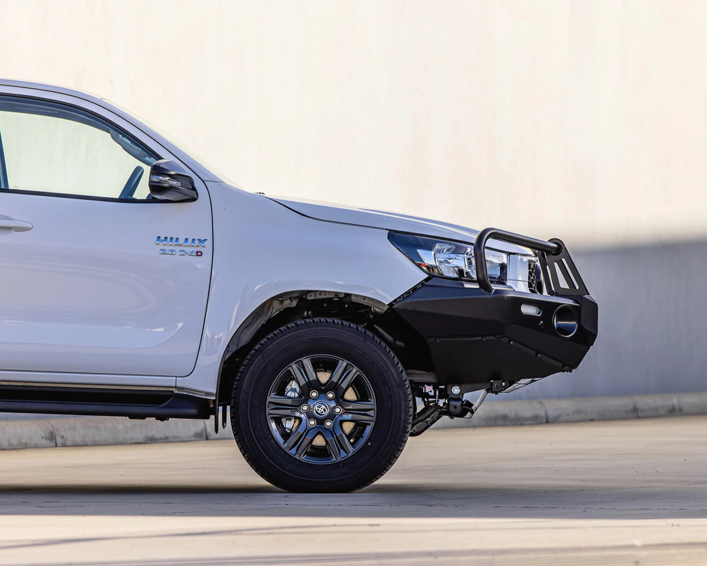 DELUXE BULL BAR - N80 HILUX (20-25)