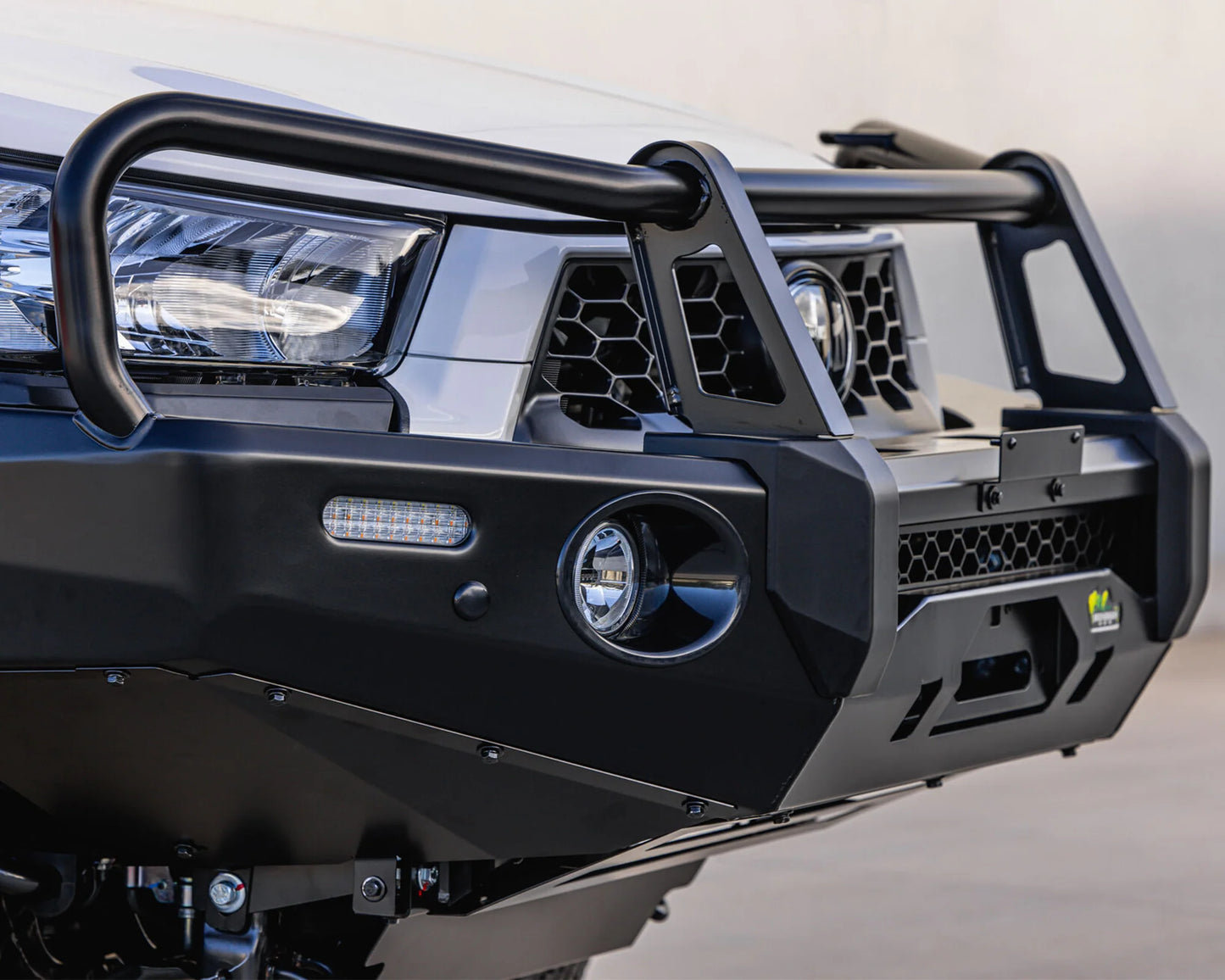 DELUXE BULL BAR - N80 HILUX (20-25)