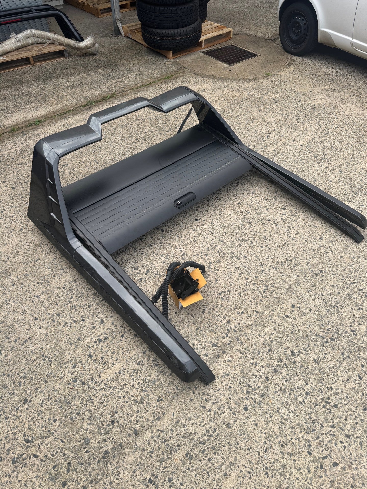 CLEARANCE ITEM - GENUINE ISUZU DMAX ROLLER COVER + SAIL PLANE - USED CONDITION